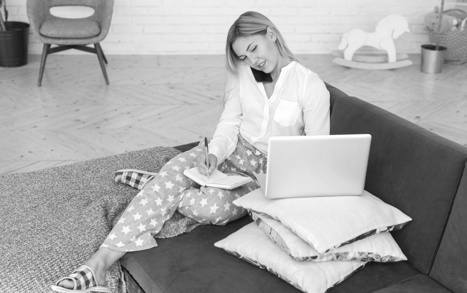 Espacio de trabajo moderno con análisis financieros